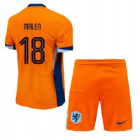 Camisa de Futebol Holanda Donyell Malen #18 Equipamento Principal Infantil Europeu 2024 Manga Curta (+ Calças curtas)